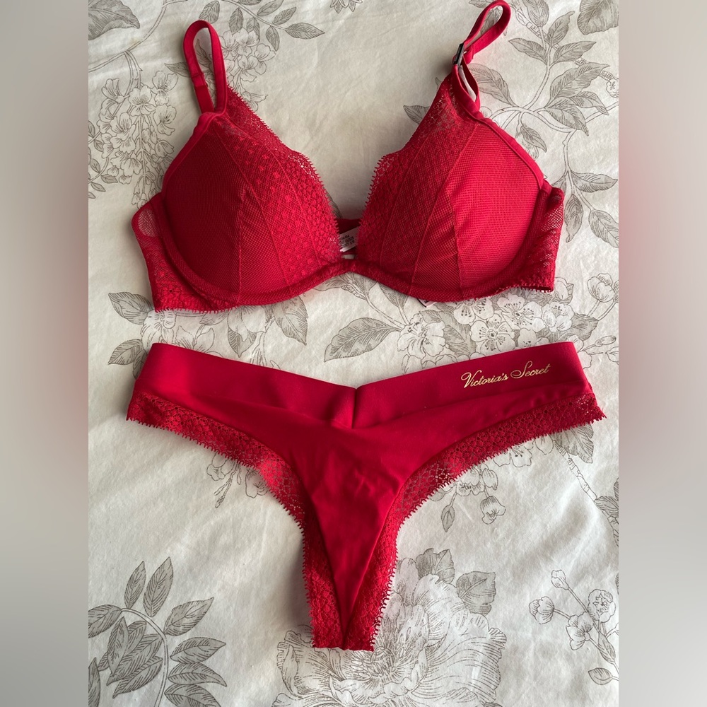 NWT Victorias Secret Incredible Red Lace Trim Bra Thong Set 34C Small Vamp Sexy